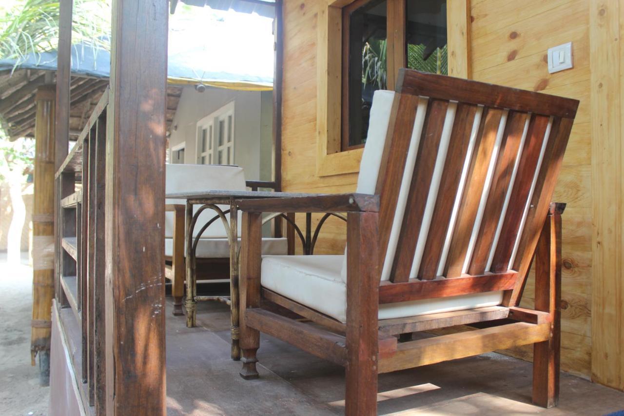 Sea Bird Beach Cafe & Cottages Morjim Exterior foto